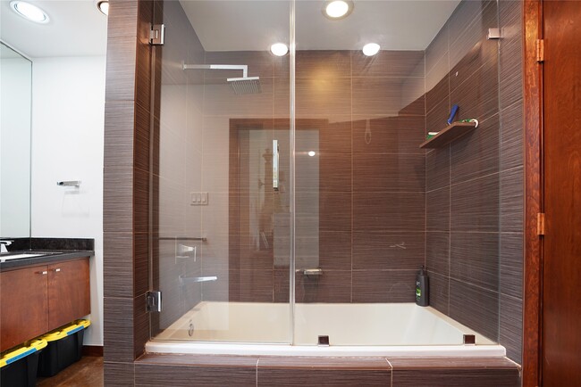 Building Photo - 5643 Terwilliger Way