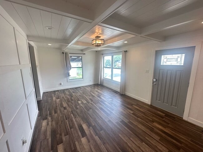 Building Photo - Beautiful home in great location