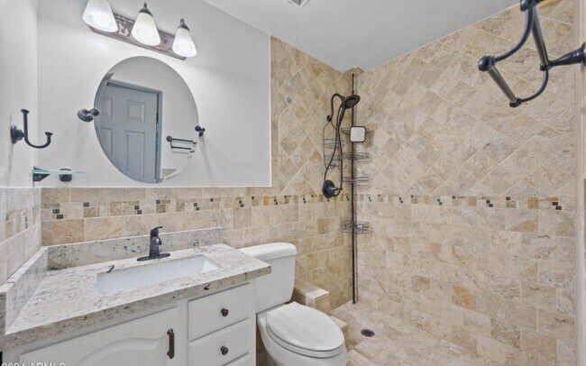 Building Photo - 5818 N 22nd Dr