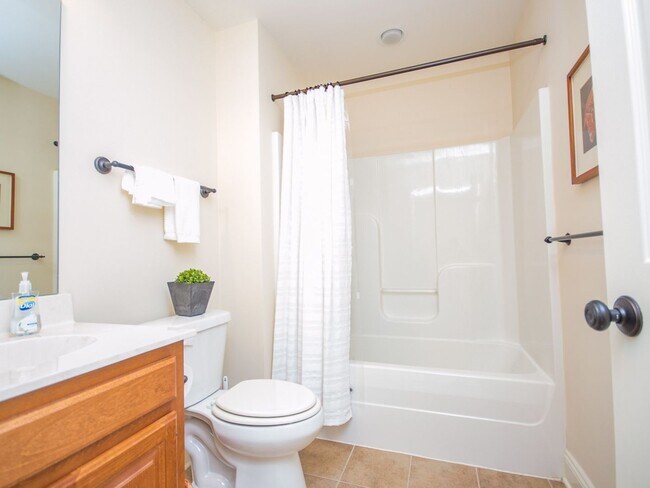 Building Photo - Lake Forest Subdivision. Enjoy all the amenities!