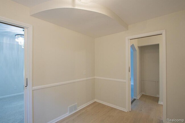 Building Photo - Beautifully renovated brick bungalow