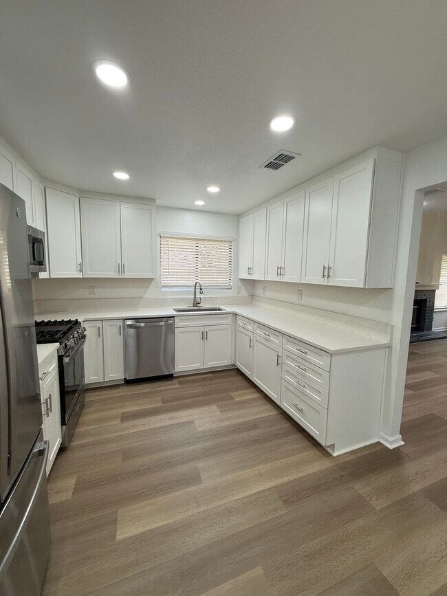 Building Photo - 3 BEDROOM COURT LOCATION