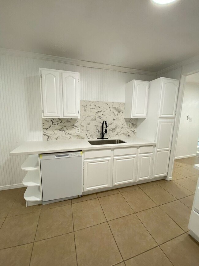 Building Photo - Affordable 2 Bed / 1 Bath Rental in Port N...