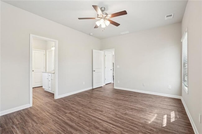 Building Photo - 516 College Dr