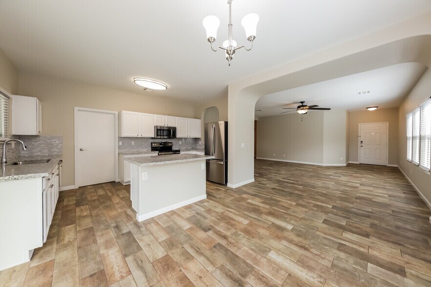 Building Photo - 10609 W Angels Ln