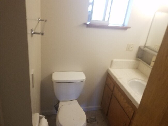 Building Photo - Racetrack 2