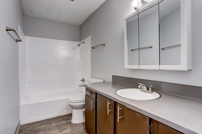 Building Photo - Look no Further, Tyee offers a SUPER 2bed/1bath! Call now for details and a showing!