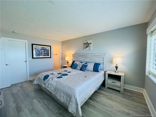 Building Photo - 10102 S Ocean Dr