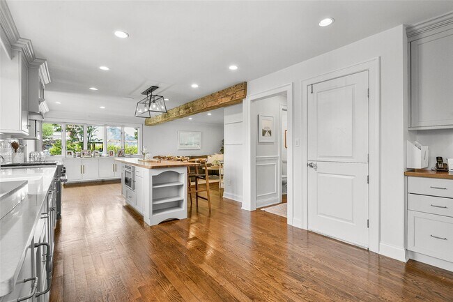 Building Photo - 685 Barrymore Ln