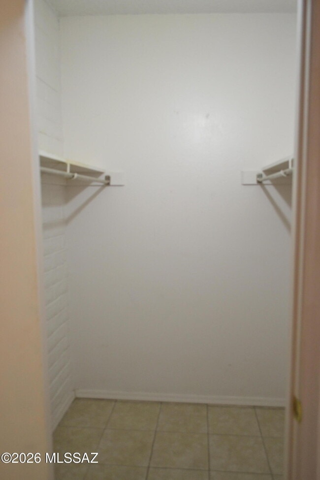 Building Photo - 3865 E Glenn St