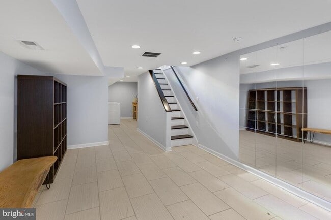 Building Photo - 2124 Sigel St