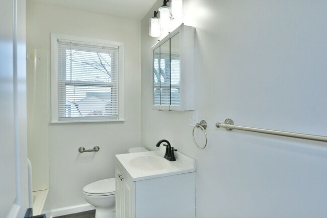 Building Photo - House for RENT in Girard!