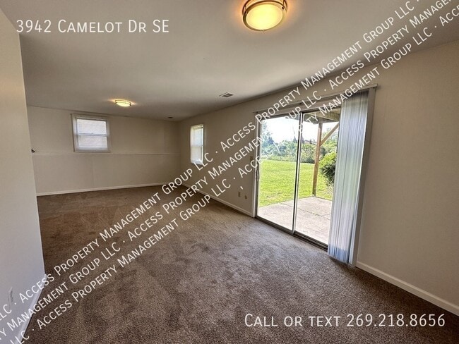 Building Photo - 3942 Camelot Dr SE