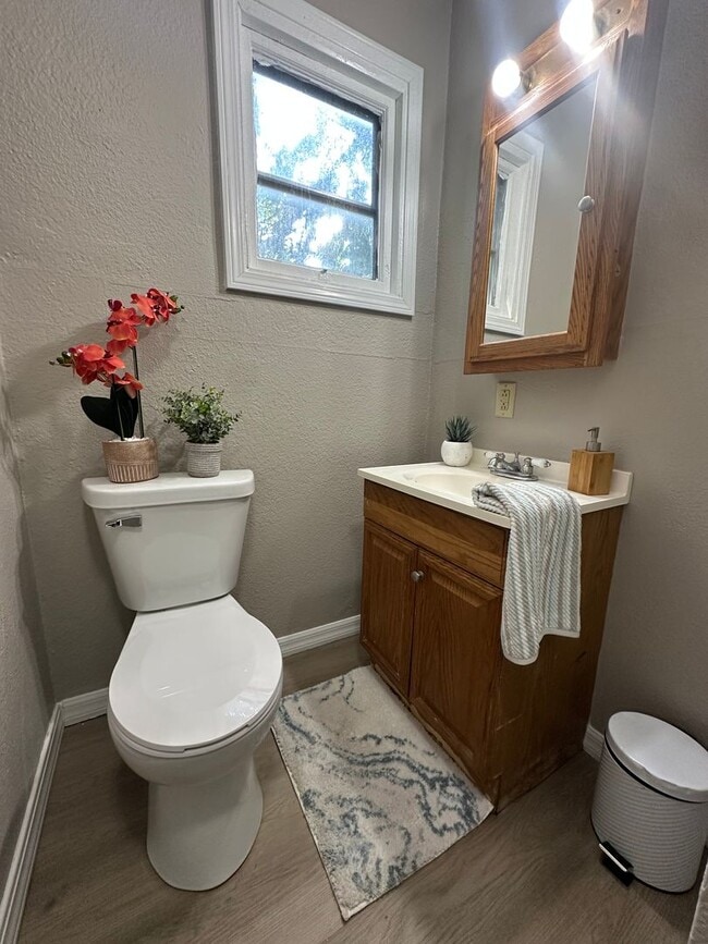 Building Photo - Renovated 3 bedroom house for rent in Wate...