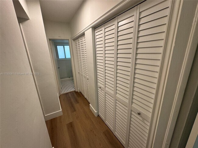Building Photo - 4780 Pine Tree Dr