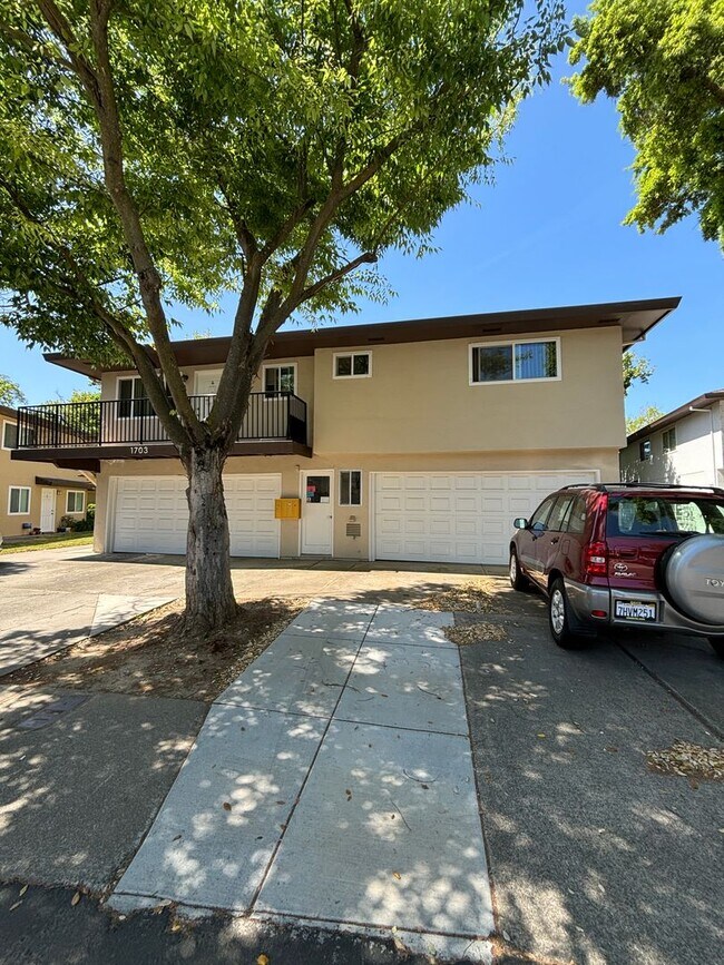 Building Photo - Remodeled Davis Townhouse