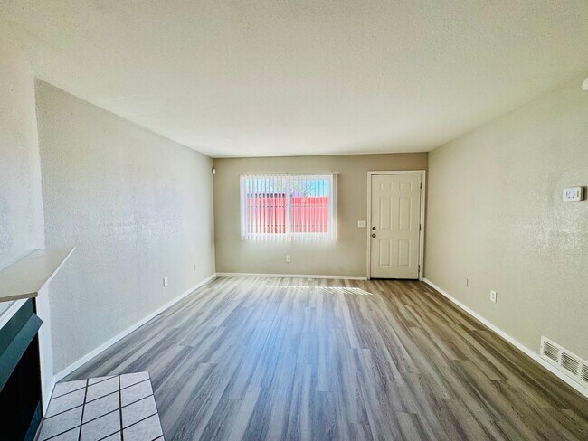 Building Photo - 2643 N Alvernon Way