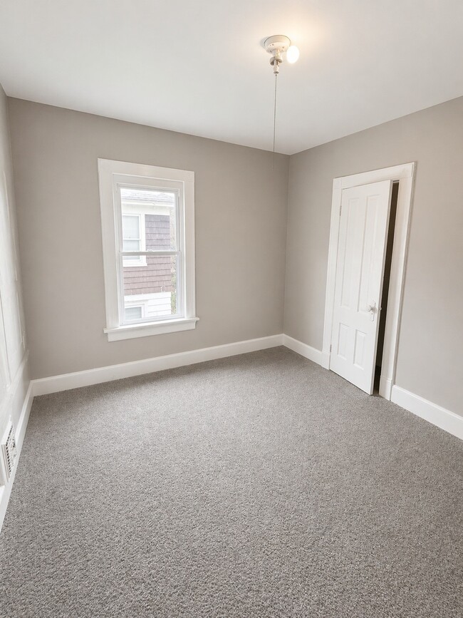 Building Photo - 8 Roosevelt Ave