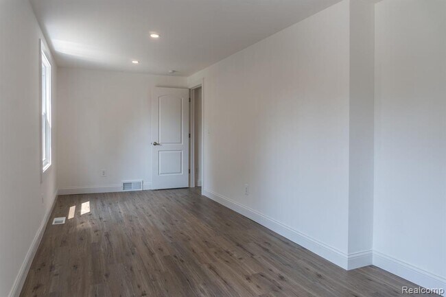 Building Photo - 46236 Sunset St