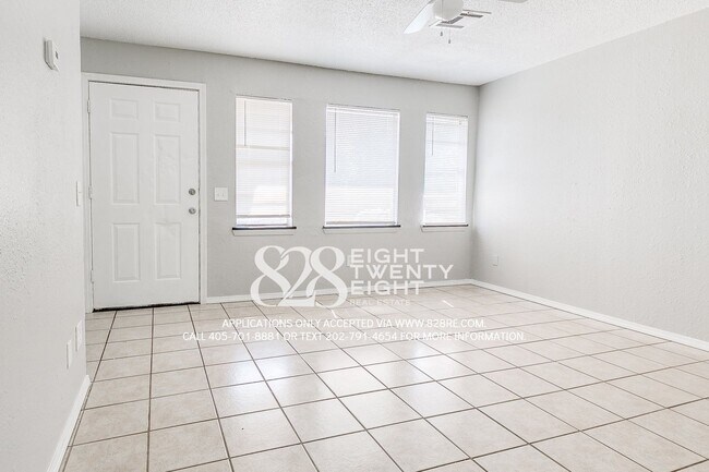 Building Photo - 2 Bed/1 Bath Triplex Home in Noble