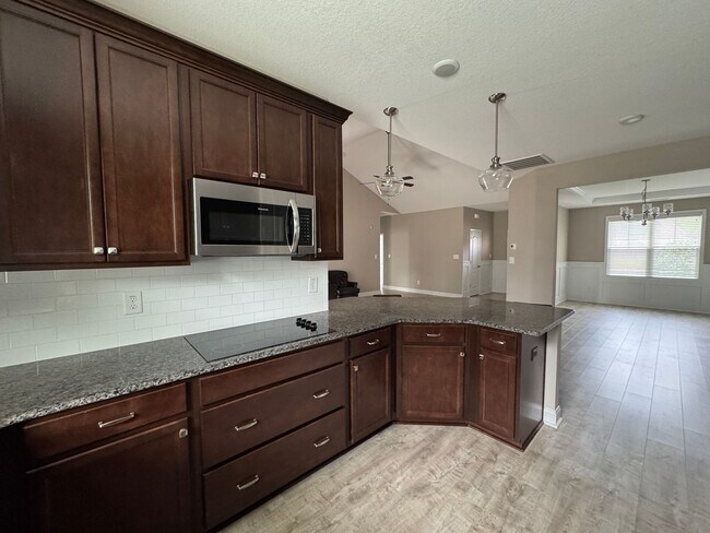 Building Photo - Spacious 4 Bed 3 Bath Home with Fenced Yard