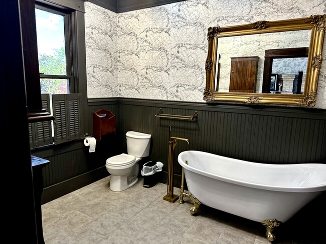 Building Photo - 406 W 1st St