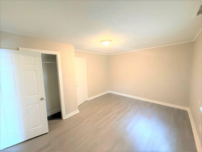 Building Photo - Reduced rent ~ Charming 3BR Memphis Home with Bright Living Space & Backyard Retreat