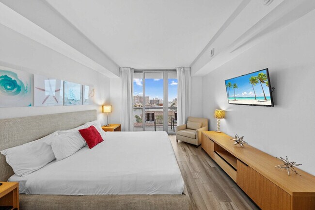 Building Photo - 2602 E Hallandale Beach Blvd