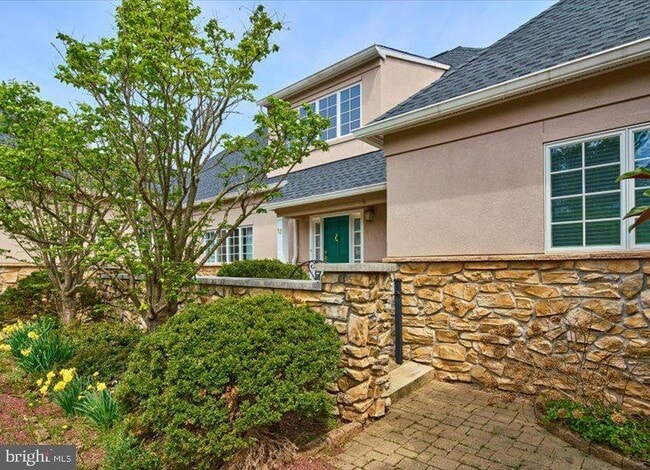 Building Photo - 12 Windermere Way