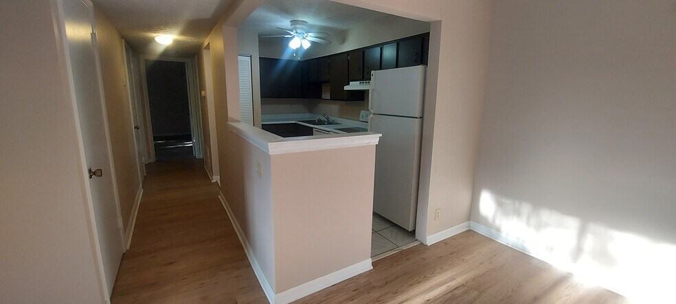 Building Photo - 7098 Wildwood Cir
