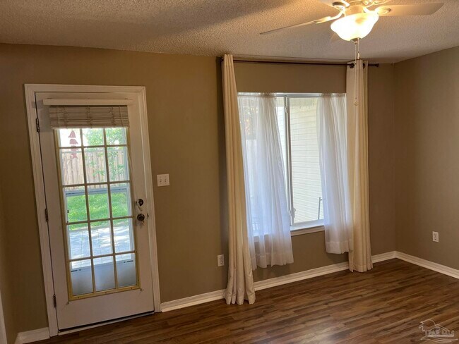 Building Photo - 1348 Redwood Ln