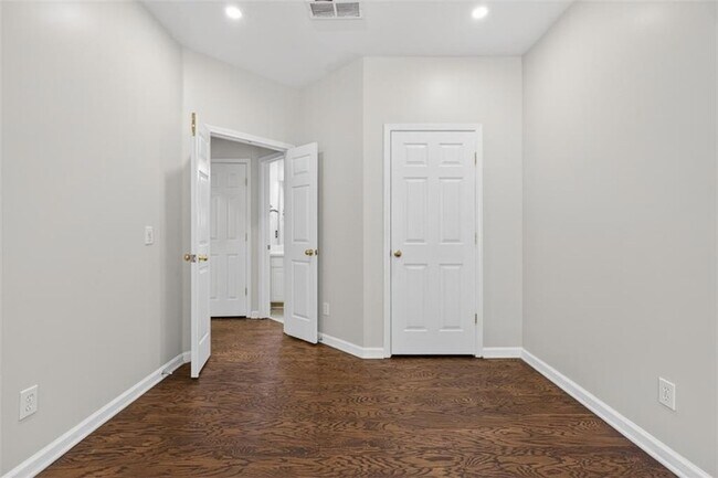 Building Photo - 2885 Stonehenge Ct
