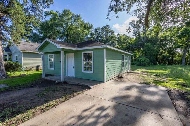 Building Photo - Cozy and well maintained 2 Bed / 1 bath home in Beaumont! Move in ready!