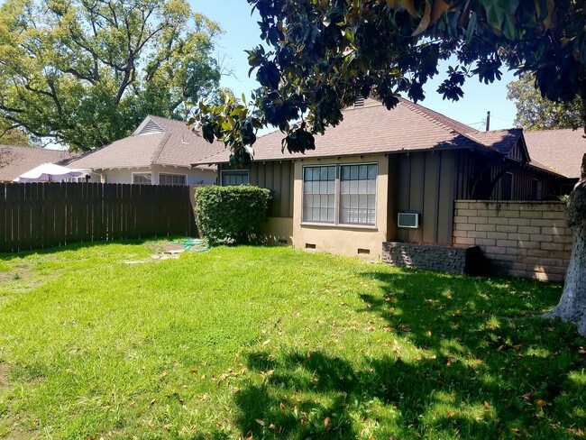 Building Photo - 10603 Camarillo St