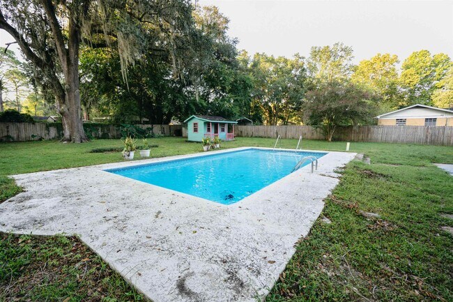 Building Photo - 2013 Shady Oaks Dr