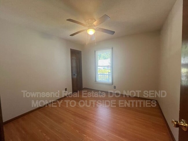 Building Photo - 6149 Lakeway Dr