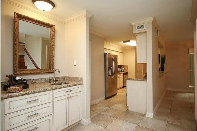 Building Photo - 5228 Woodlawn Pl