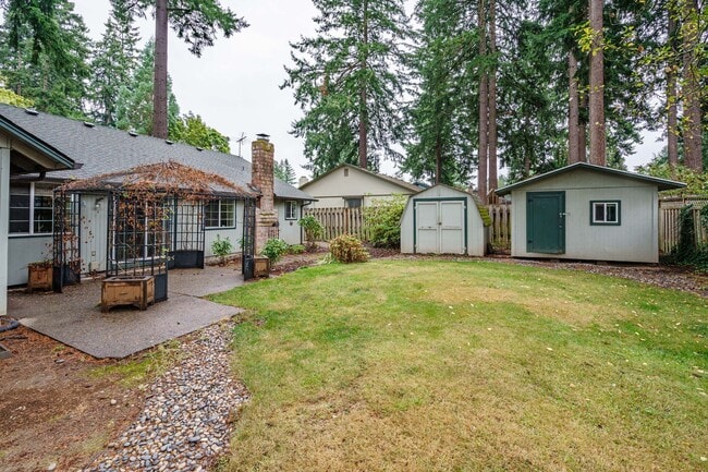 Building Photo - 3 Bedroom 2 Bath Single Level with Fence B...