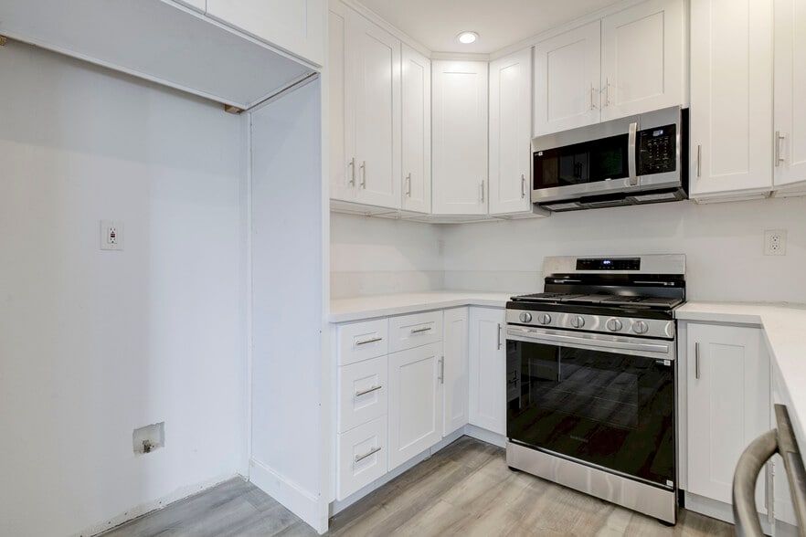 Building Photo - 11324 Haskell Ave