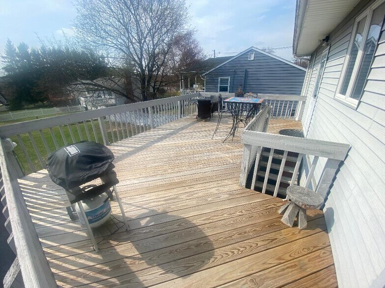 Large Deck! - 107 Garside Ave