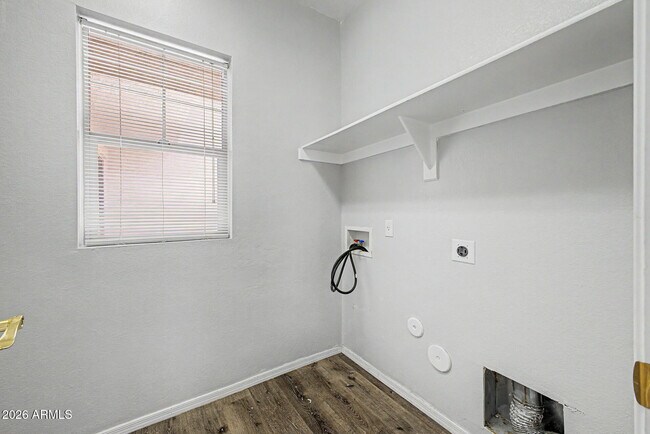 Building Photo - 9442 W Palm Ln