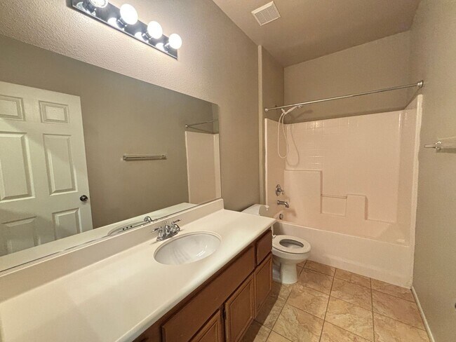 Building Photo - (APPLICATION PENDING) Upgraded West Lancaster Home