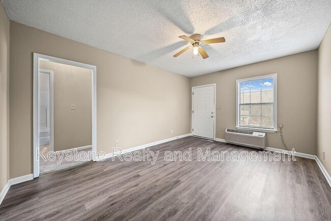Building Photo - 704 Peachers Dr