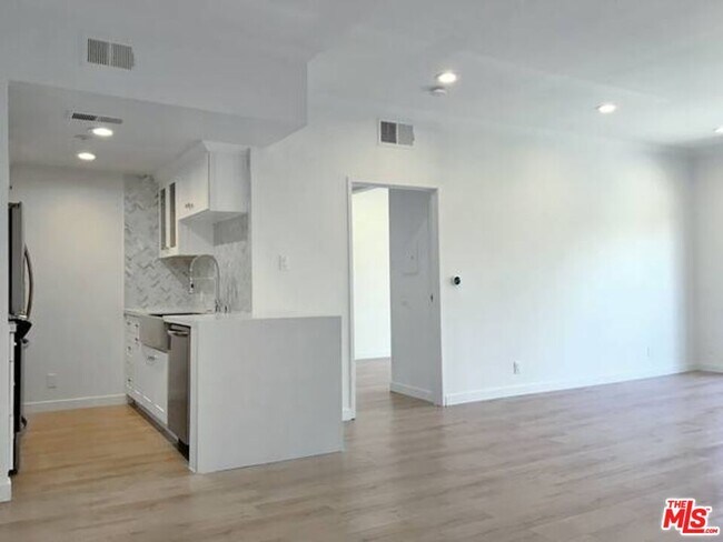 Building Photo - 301 S Swall Dr