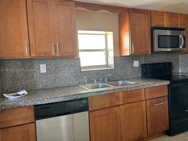 Building Photo - 6541 SW 41st Ct