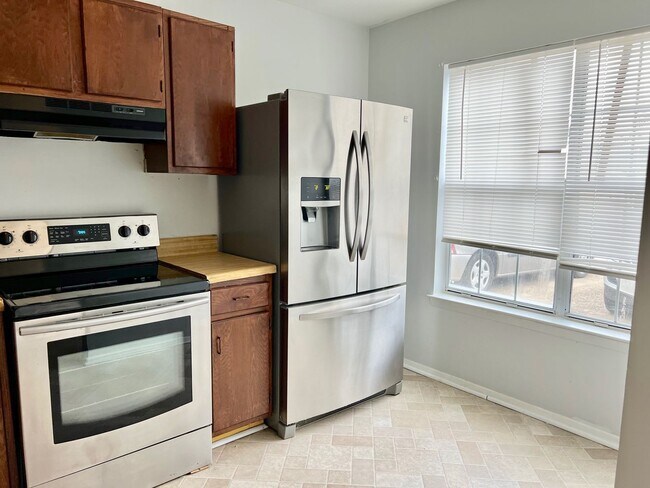 Building Photo - 2BD/ 2.5BA Townhouse near Town Center! Was...