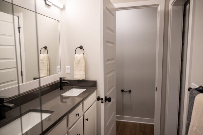 Building Photo - 4614 N Forest Ave