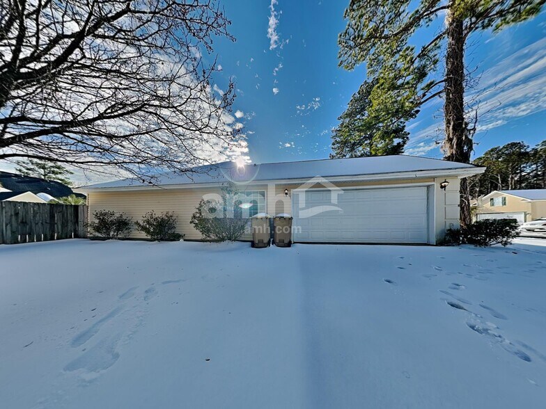 Building Photo - 738 Laurel Hill Cir