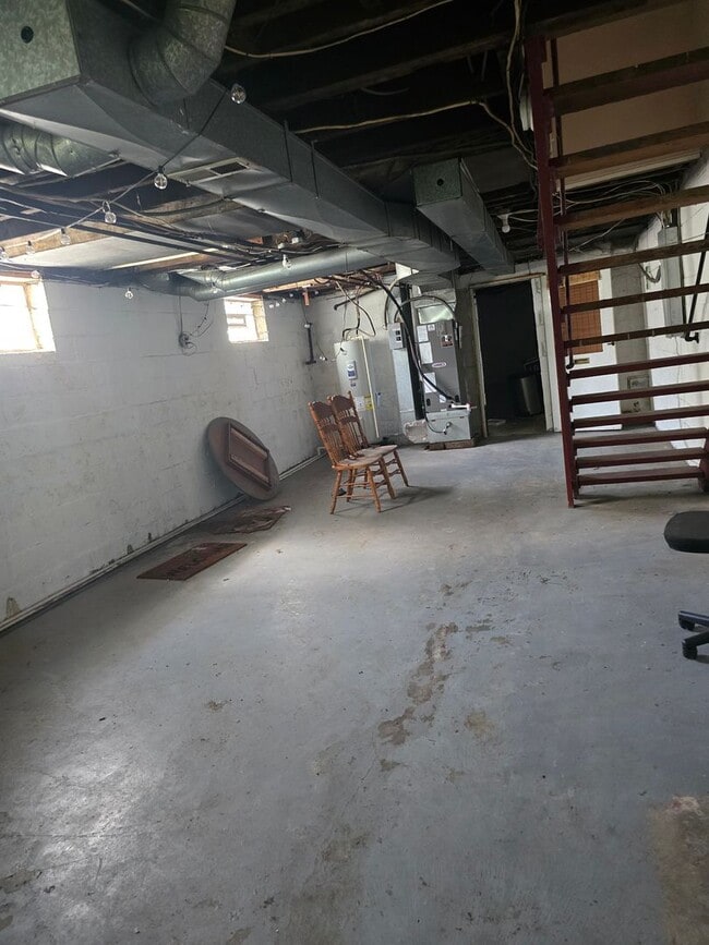 Building Photo - Lawrence Duplex