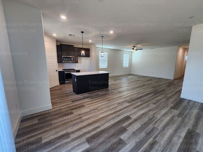 Building Photo - 4 bedroom/ 3 bathroom split-wing home.